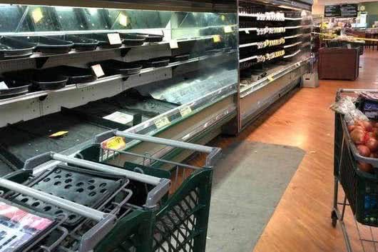 美国女子故意在超市咳嗽吐痰,超市被迫扔掉价值25万的商品
